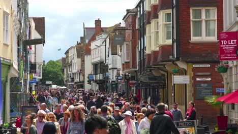 Huge-crowds-of-tourists-swarm-on-the-streets-of-Canterbury-Kent-England-during-the-summer-tourism-season
