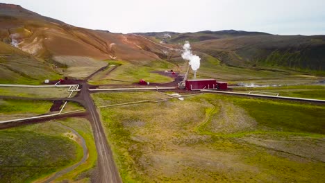 Antena-De-Drone-Sobre-La-Planta-De-Energía-Geotérmica-De-Krafla-En-Islandia,-Donde-Se-Genera-Electricidad-Limpia