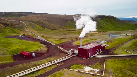 Antena-Drone-Sobre-La-Planta-De-Energía-Geotérmica-De-Krafla-En-Islandia,-Donde-Se-Genera-Electricidad-Limpia-2