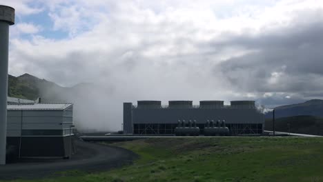 Aufnahme-Eines-Geothermischen-Kraftwerks-In-Island,-In-Dem-Sauberer-Strom-Erzeugt-Wird-3