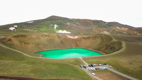 Wunderschöne-Drohnenaufnahme-Des-Geothermalgebiets-Krafla-In-Island-Mit-Grünen-Seen-und-Dampfenden-Heißen-Töpfen