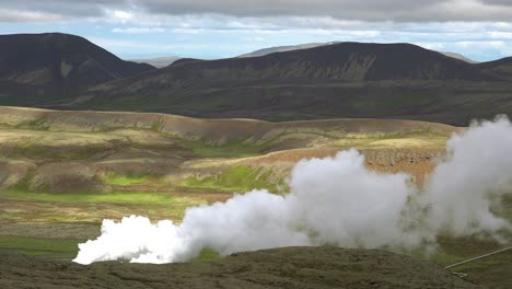 Rauch-Aus-Einer-Geothermischen-Region-Steigt-In-Island-Auf