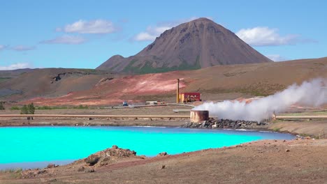 Vivo-Agua-Azul-Volcánica-Detrás-Del-Volcán-Activo-De-Krafla-En-Myvatn-Islandia
