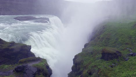 La-Espectacular-Y-Masiva-Cascada-Gullfoss-Desemboca-En-Un-Estrecho-Cañón-En-Islandia