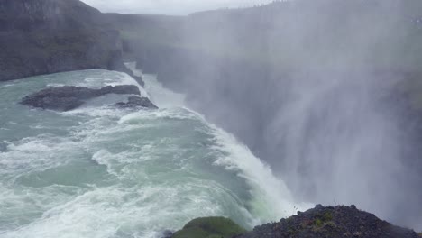 Der-Spektakuläre-Und-Massive-Wasserfall-Gullfoss-Fließt-In-Einen-Engen-Canyon-In-Island-1