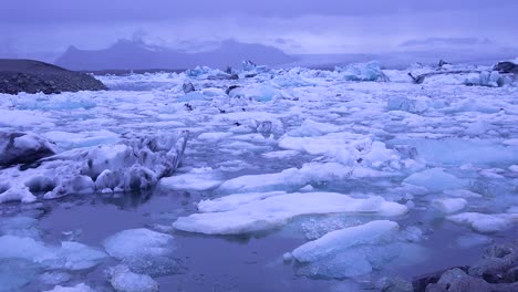 Erstaunliche-Zeitrafferaufnahmen-Von-Eisbergen,-Die-Sich-In-Einer-Gletscherbucht-Jökulsarlon-Gletscherlagune-Island-Unter-Der-Mitternachtssonne-Bewegen