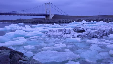 Los-Icebergs-Fluyen-Por-Un-Río-Glacial-Sugieren-El-Calentamiento-Global-En-El-ártico-En-La-Laguna-Glaciar-Jokulsarlon-Islandia-Noche