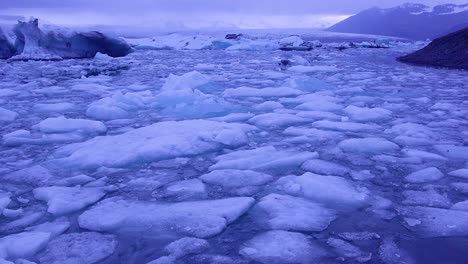 Erstaunliche-Zeitrafferaufnahmen-Von-Eisbergen,-Die-Sich-In-Einer-Gletscherbucht-Jökulsárlón-Gletscherlagune-Island-Unter-Der-Mitternachtssonne-Bewegen-1