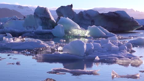 Eis-Schwimmt-In-Der-Gefrorenen-Arktischen-Jokulsarlon-Gletscherlagune-In-Island,-Was-Auf-Eine-Globale-Erwärmung-Hindeutet-1