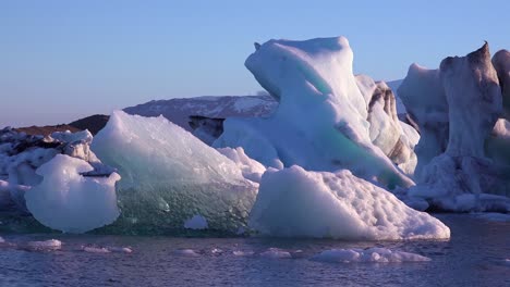 El-Hielo-Flota-En-La-Laguna-Glaciar-ártica-Congelada-Jokulsarlon-En-Islandia,-Lo-Que-Sugiere-El-Calentamiento-Global-3