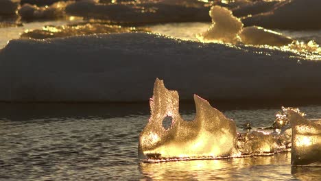 Eis-Schwimmt-In-Der-Gefrorenen-Arktischen-Jokulsarlon-Gletscherlagune-In-Island,-Was-Auf-Eine-Globale-Erwärmung-Hindeutet-5