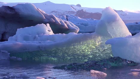 Eis-Schwimmt-In-Der-Gefrorenen-Arktischen-Jokulsarlon-Gletscherlagune-In-Island,-Was-Auf-Eine-Globale-Erwärmung-Hindeutet-6