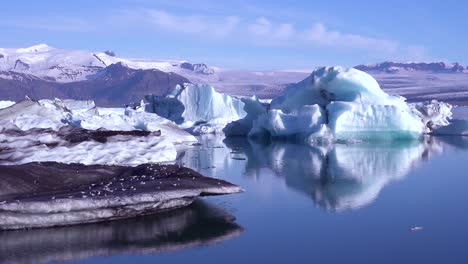 Icebergs-En-El-ártico-Congelado-Laguna-Glaciar-Jokulsarlon-En-Islandia-Sugiriendo-El-Calentamiento-Global