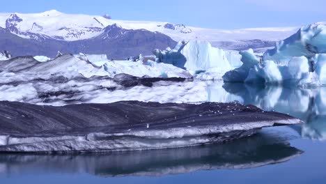 Eisberge-In-Der-Gefrorenen-Arktischen-Jokulsarlon-Gletscherlagune-In-Island,-Die-Auf-Eine-Globale-Erwärmung-Hindeuten-1