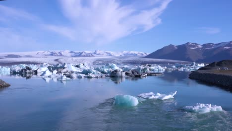Icebergs-En-Un-Río-En-El-ártico-Congelado-Laguna-Glaciar-Jokulsarlon-En-Islandia-Sugiriendo-El-Calentamiento-Global