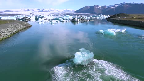 Eisberge-In-Einem-Fluss-In-Der-Gefrorenen-Arktischen-Jokulsarlon-Gletscherlagune-In-Island,-Die-Auf-Eine-Globale-Erwärmung-Hindeutet-1