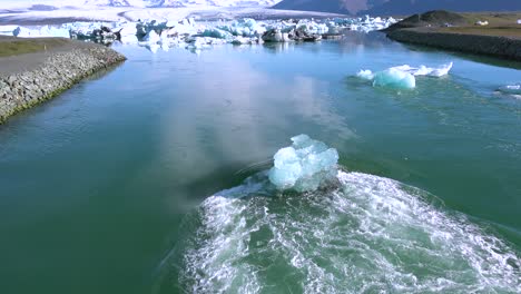 Icebergs-En-Un-Río-En-El-ártico-Congelado-Laguna-Glaciar-Jokulsarlon-En-Islandia-Sugiriendo-El-Calentamiento-Global-2