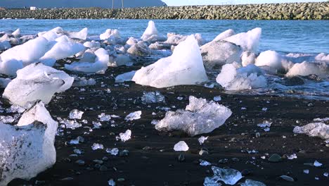 Los-Icebergs-Se-Sientan-En-La-Playa-De-Diamantes-De-Arena-Negra-Jokulsarlon-En-El-ártico-Islandia-Pulidos-Y-Relucientes-Como-Joyas-1