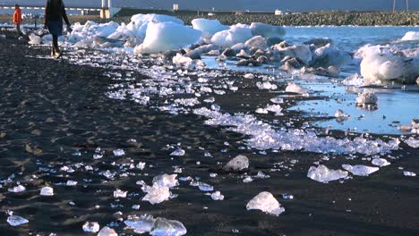 Icebergs-Se-Sientan-En-La-Playa-De-Diamantes-De-Arena-Negra-Jokulsarlon-En-El-ártico-Islandia-Pulidos-Y-Relucientes-Como-Joyas-5