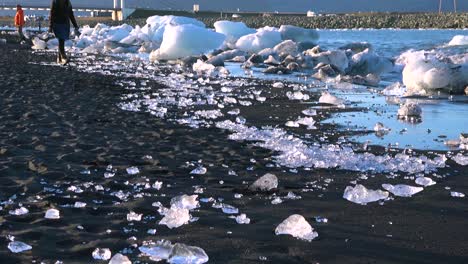 Eisberge-Sitzen-Auf-Schwarzem-Sand-Diamond-Beach-Jokulsarlon-Im-Arktischen-Island-Poliert-Und-Glitzernd-Wie-Juwelen-5