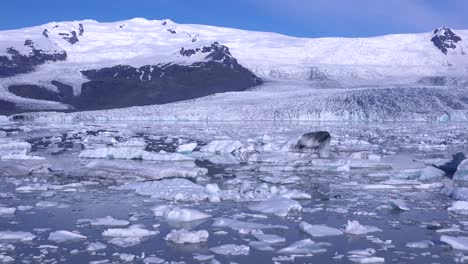 Die-Riesige-Gletscherlagune-Mit-Eisbergen-Bei-Fjallsarlon-Island-Deutet-Auf-Globale-Erwärmung-Und-Klimawandel-Hin