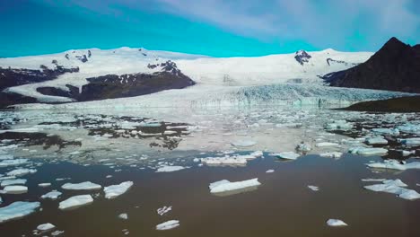 Langsame-Luftaufnahmen-über-Die-Massive-Gletscherlagune,-Die-Mit-Eisbergen-Bei-Fjallsarlon-Island-Gefüllt-Ist,-Deutet-Auf-Globale-Erwärmung-Und-Klimawandel-Hin-4