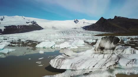 Langsame-Luftaufnahmen-über-Die-Massive-Gletscherlagune,-Die-Mit-Eisbergen-Bei-Fjallsarlon-Island-Gefüllt-Ist,-Deutet-Auf-Globale-Erwärmung-Und-Klimawandel-Hin-8