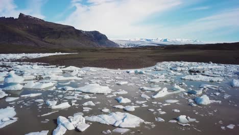 Langsame-Luftaufnahmen-über-Die-Massive-Gletscherlagune,-Die-Mit-Eisbergen-Bei-Fjallsarlon-Island-Gefüllt-Ist,-Deutet-Auf-Globale-Erwärmung-Und-Klimawandel-Hin-13