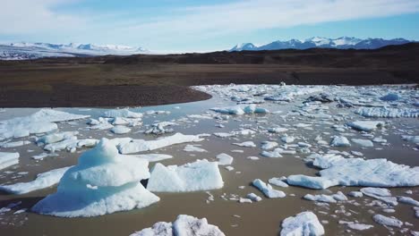 Langsame-Luftaufnahmen-über-Die-Massive-Gletscherlagune,-Die-Mit-Eisbergen-Bei-Fjallsarlon-Island-Gefüllt-Ist,-Deutet-Auf-Globale-Erwärmung-Und-Klimawandel-Hin-14