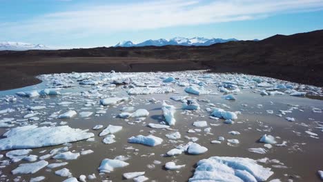 Langsame-Luftaufnahmen-über-Die-Massive-Gletscherlagune,-Die-Mit-Eisbergen-Bei-Fjallsarlon-Island-Gefüllt-Ist,-Deutet-Auf-Globale-Erwärmung-Und-Klimawandel-Hin-16