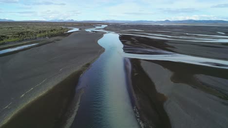 Antena-Del-Patrón-De-Deslave-Y-Flujo-De-Un-Río-Glacial-En-Una-Remota-Región-Montañosa-De-Islandia-5