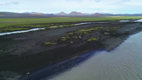 Antenne-Eines-Gletscherflusses-In-Einer-Abgelegenen-Hochlandregion-Islands