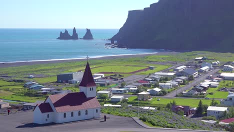 Toma-De-Establecimiento-De-La-Ciudad-De-Vik-En-El-Sur-De-Islandia-Su-Iglesia-Icónica