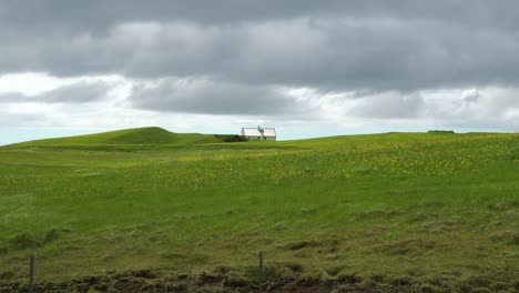 Una-Casa-Solitaria-Y-Remota-En-El-Campo-Verde-Salvaje-De-Islandia