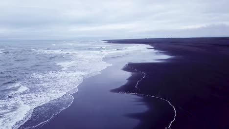 Eindringliche-Schöne-Antenne-über-Einem-Schwarzen-Sandstrand-In-Südisland-1