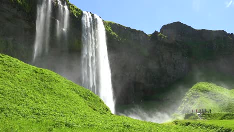 Der-Unglaubliche-Wasserfall-Seljalandsfoss-In-Island-Fällt-über-Eine-Spektakuläre-Klippe-3