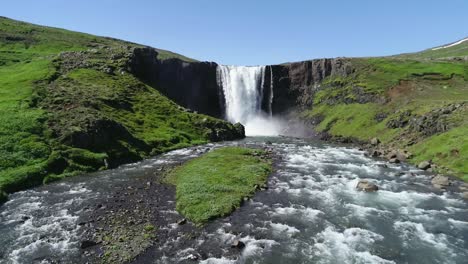Antenne-Eines-Generischen-Wasserfalls-In-Island,-Der-über-Steile-Klippen-Fällt-1