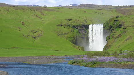 The-beautiful-Sk_____‚gafoss-waterfall-in-iceland-falls-over-a-spectacular-cliff-1