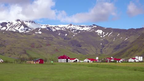 Ein-Attraktiver-Und-Großer-Bauernhof-In-Der-Isländischen-Landschaft