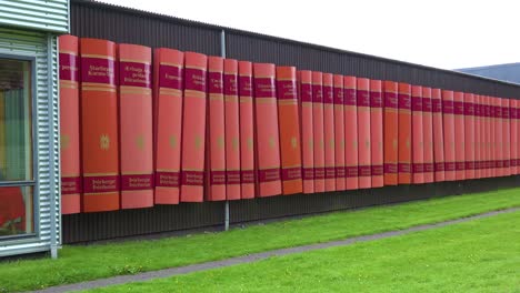 Ovegur-Un-Edificio-Hecho-Con-Libros-Gigantes-Se-Encuentra-En-El-Norte-De-Islandia