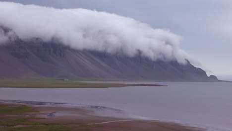 Erstaunliche-Zeitrafferaufnahme-Von-Bemerkenswert-Schönen-Fjorden-In-Island-Mit-Wolken-Und-Nebel,-Die-über-Die-Spitze-Rollen