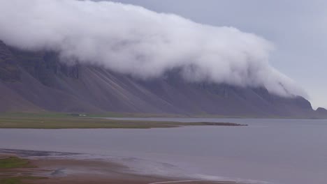 Erstaunliche-Zeitrafferaufnahme-Von-Bemerkenswert-Schönen-Fjorden-In-Island-Mit-Wolken-Und-Nebel,-Die-über-Die-Spitze-Rollen-1