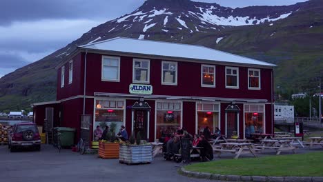 Los-Comensales-Comen-Y-Beben-En-Un-Pub-Local-En-Seydisfjordur,-Islandia