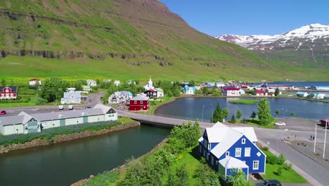 Beautiful-vista-aérea-over-an-Icelandic-fishing-village-Seydisfjordur-Iceland