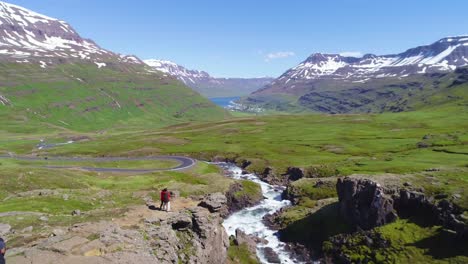 Hermosa-Antena-Sobre-Un-Fiordo-De-Alta-Montaña-En-Islandia-La-Aldea-De-Seydisfjordur-Distante