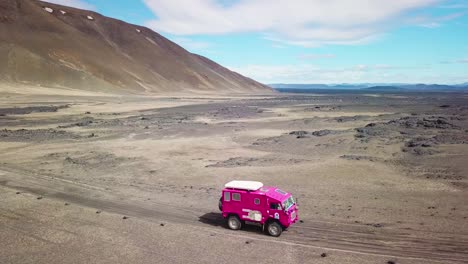 Antenne-Eines-Seltenen-Rosafarbenen-Land-Rover-101,-Der-Durch-Das-Outback-Hochland-Des-Trostlosen-Island-Fährt-3