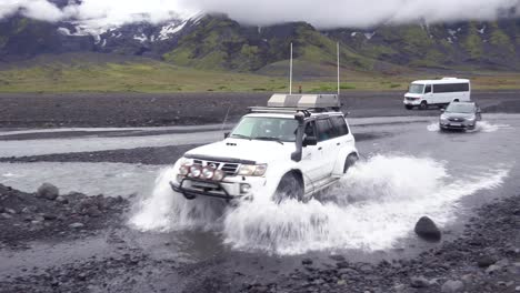 Ein-4wd-Toyota-Landcruiser-Fährt-Durch-Einen-Fluss-Im-Remopte-Hochland-Von-Island-Bei-Thorsmork-1