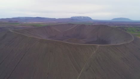 Majestuosa-Antena-Sobre-El-Cono-Del-Volcán-Hverfjall-En-Myvatn-Islandia