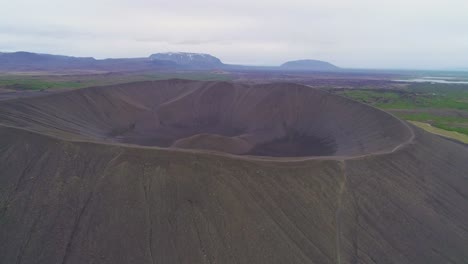 Majestuosa-Antena-Sobre-El-Cono-Del-Volcán-Hverfjall-En-Myvatn-Islandia-1