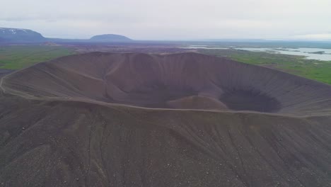 Majestätische-Antenne-über-Dem-Hverfjall-Vulkankegel-Bei-Myvatn-Island-2